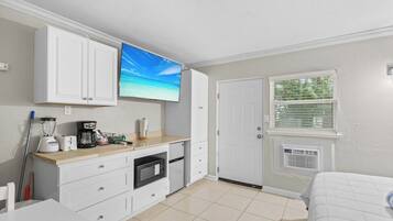 Tabla de planchar con plancha, wifi gratis y ropa de cama