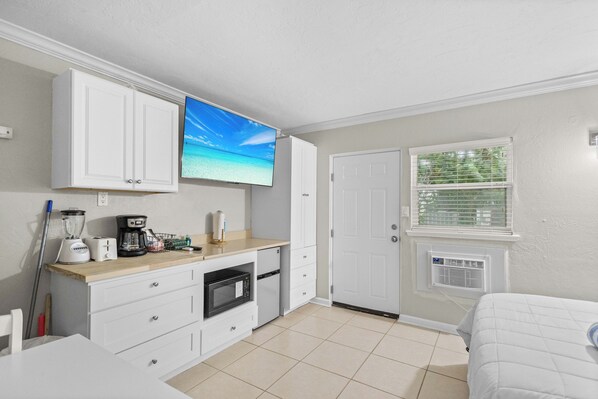 Tabla de planchar con plancha, wifi gratis y ropa de cama