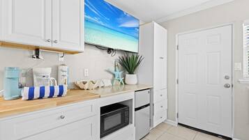 Refrigerador, microondas, cafetera y tetera y tostadora