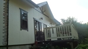 Una casa de dos pisos con balcón y garaje.