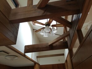 Un plafond avec des poutres en bois et un lustre.