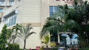 Um edifício de hotel com vários andares e uma placa com a inscrição 'Hotel Tosan'.