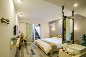 Suite Mewah, teras, pemandangan danau | Brankas, meja kerja, tirai kedap cahaya, dan Wi-Fi gratis