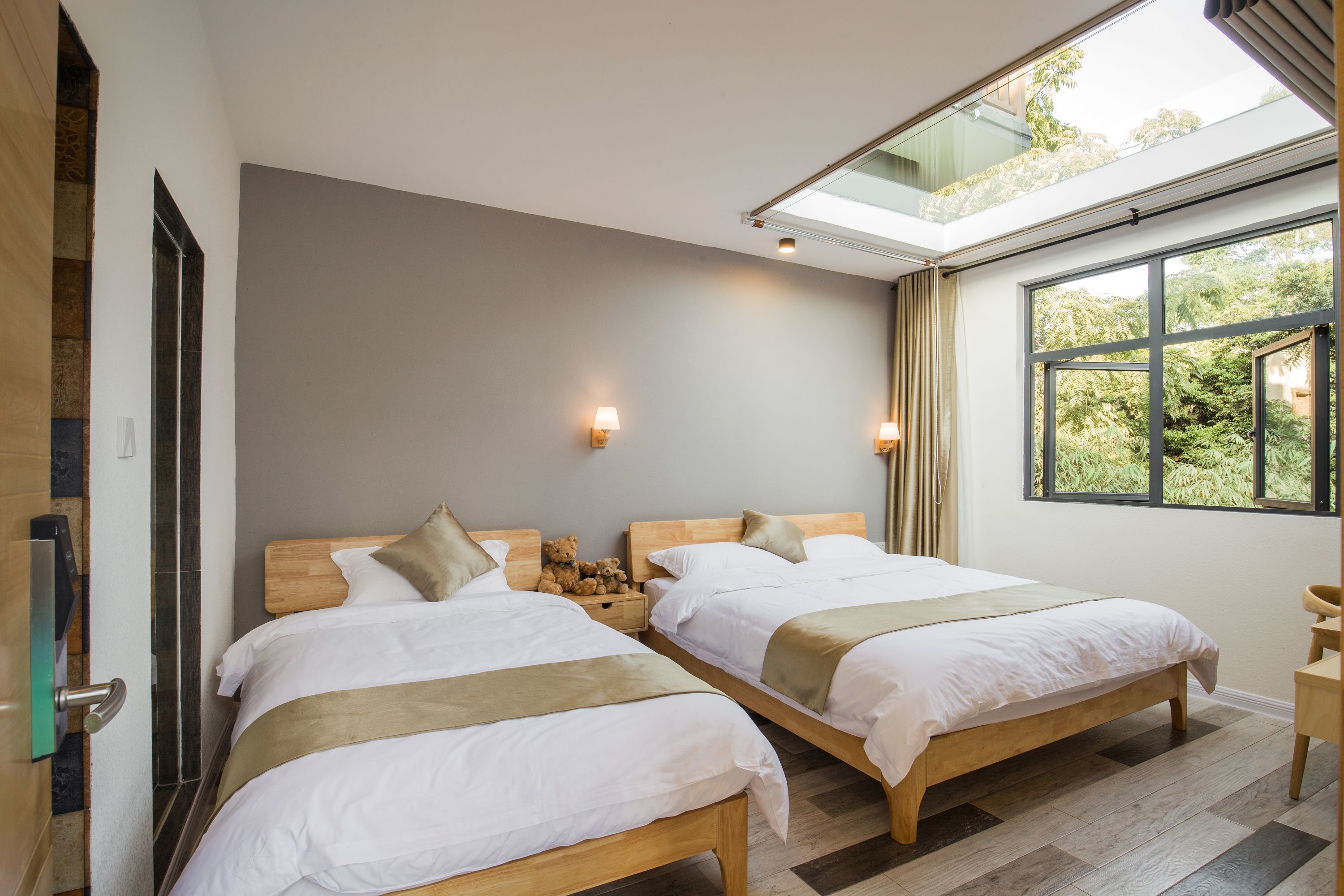 Suite de lujo, Terraza, vista al lago | Caja de seguridad en la habitación, escritorio y cortinas blackout 