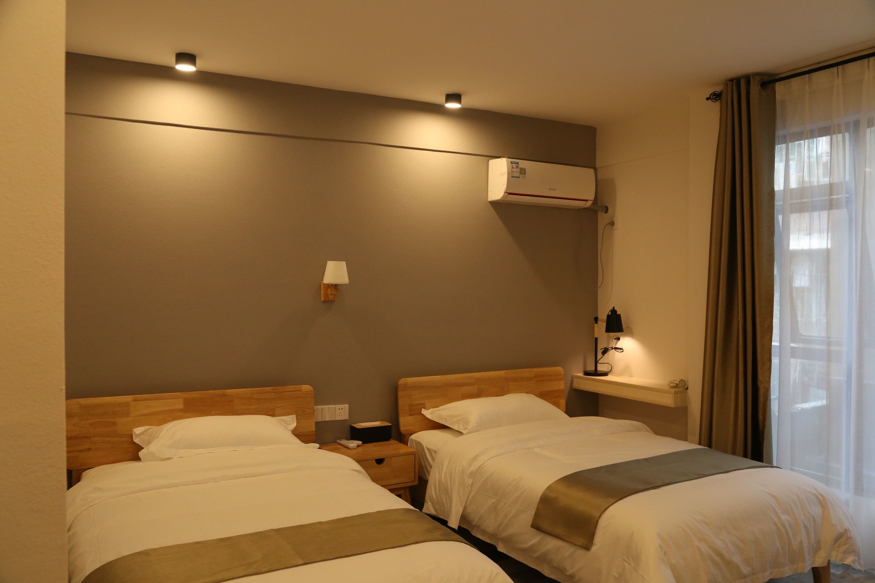 Habitación Deluxe con 2 camas individuales | Caja de seguridad en la habitación, escritorio y cortinas blackout 