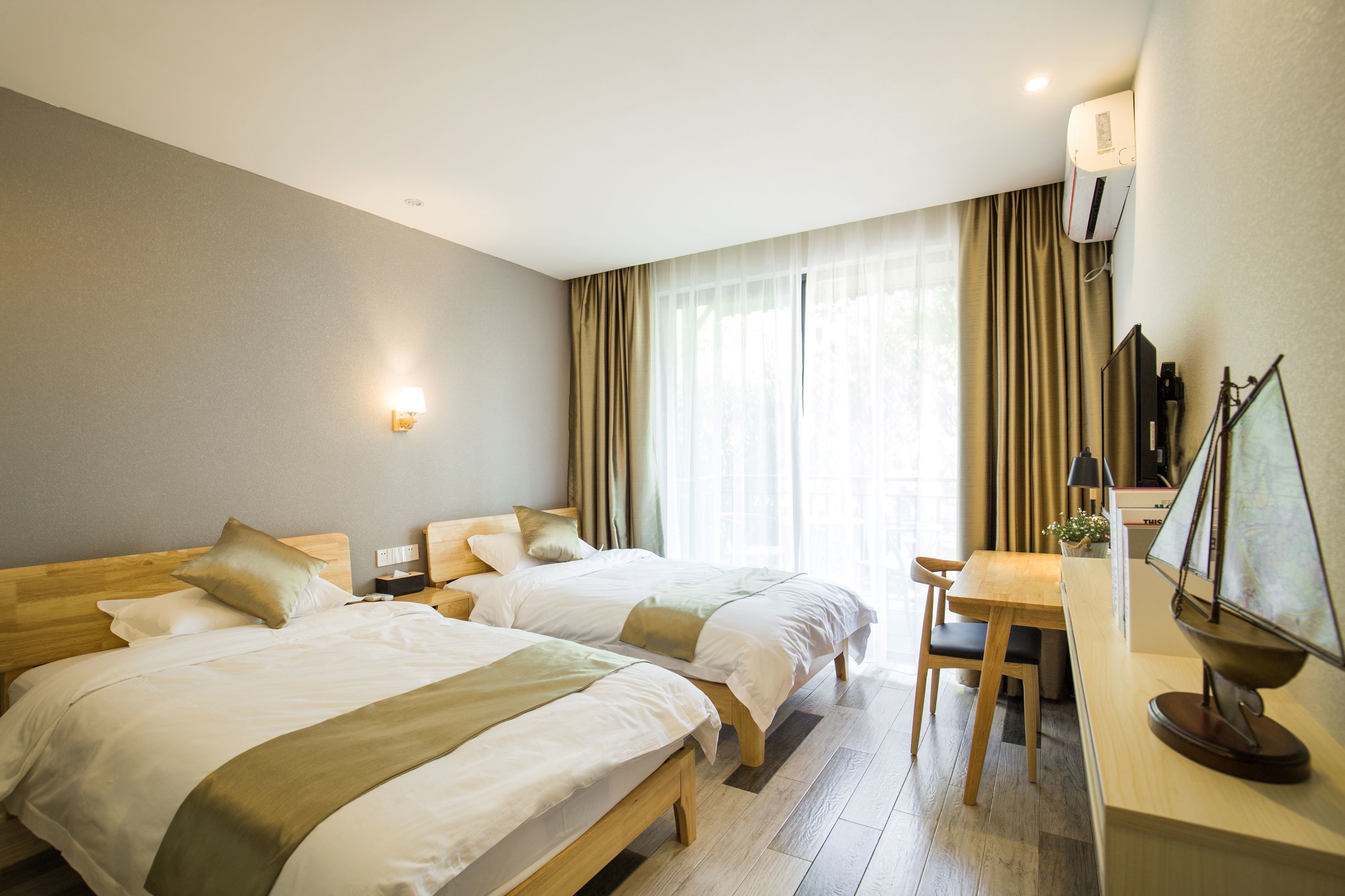 Habitación exclusiva con 2 camas individuales, vista al lago | Caja de seguridad en la habitación, escritorio y cortinas blackout 