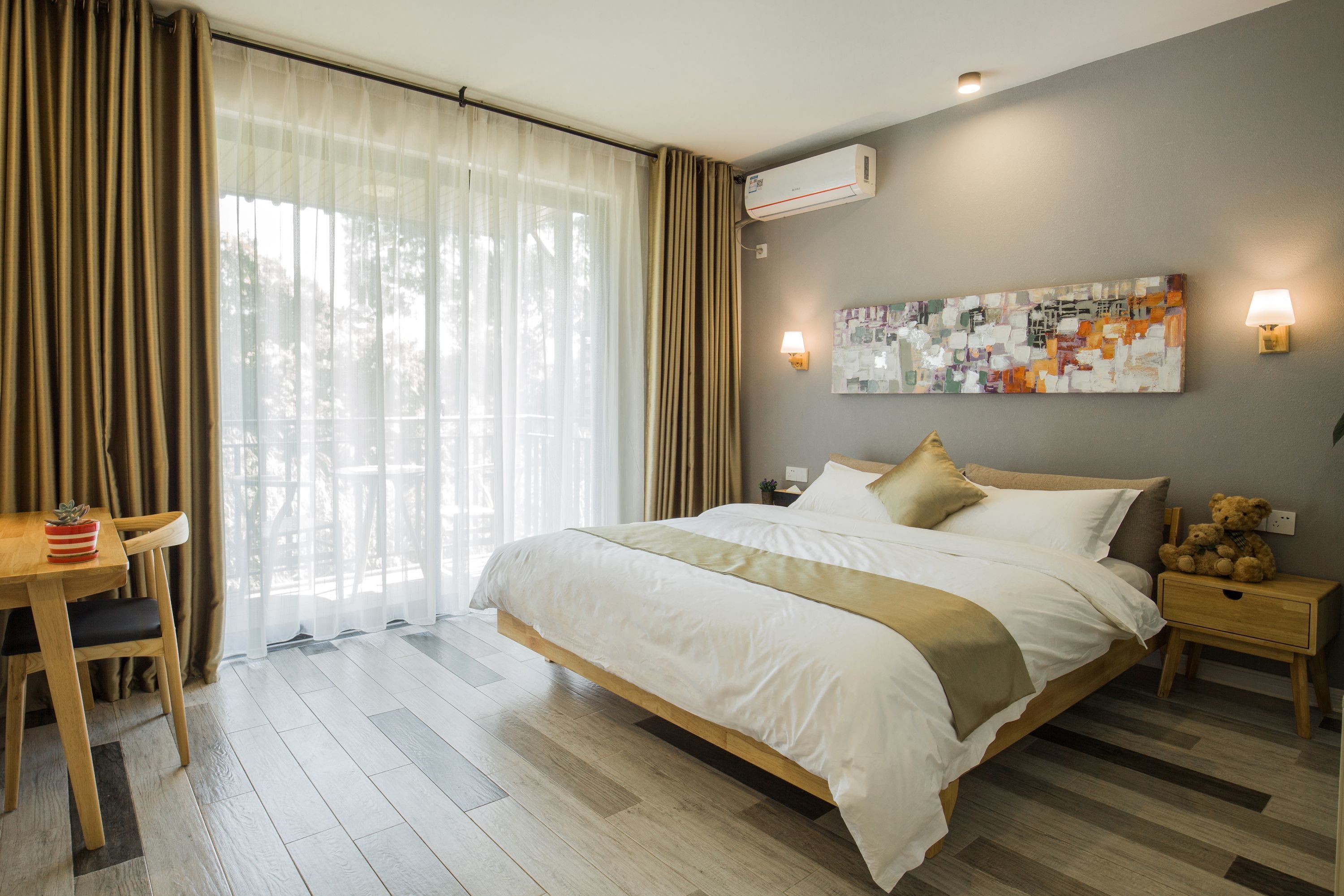 Habitación doble de lujo, balcón | Caja de seguridad en la habitación, escritorio y cortinas blackout 