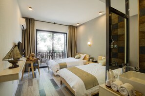 Kamar Twin Eksklusif, pemandangan danau | Brankas, meja kerja, tirai kedap cahaya, dan Wi-Fi gratis