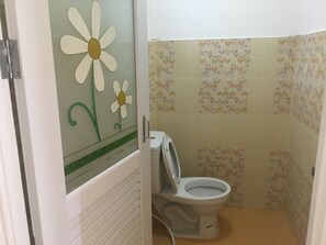 Superior Bungalow with Roof Top Terrace | Kamar mandi | Shower, perlengkapan mandi gratis,  dan handuk