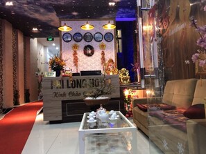 Lobby sitting area - Phi Long Hotel (Tuy Hoa)