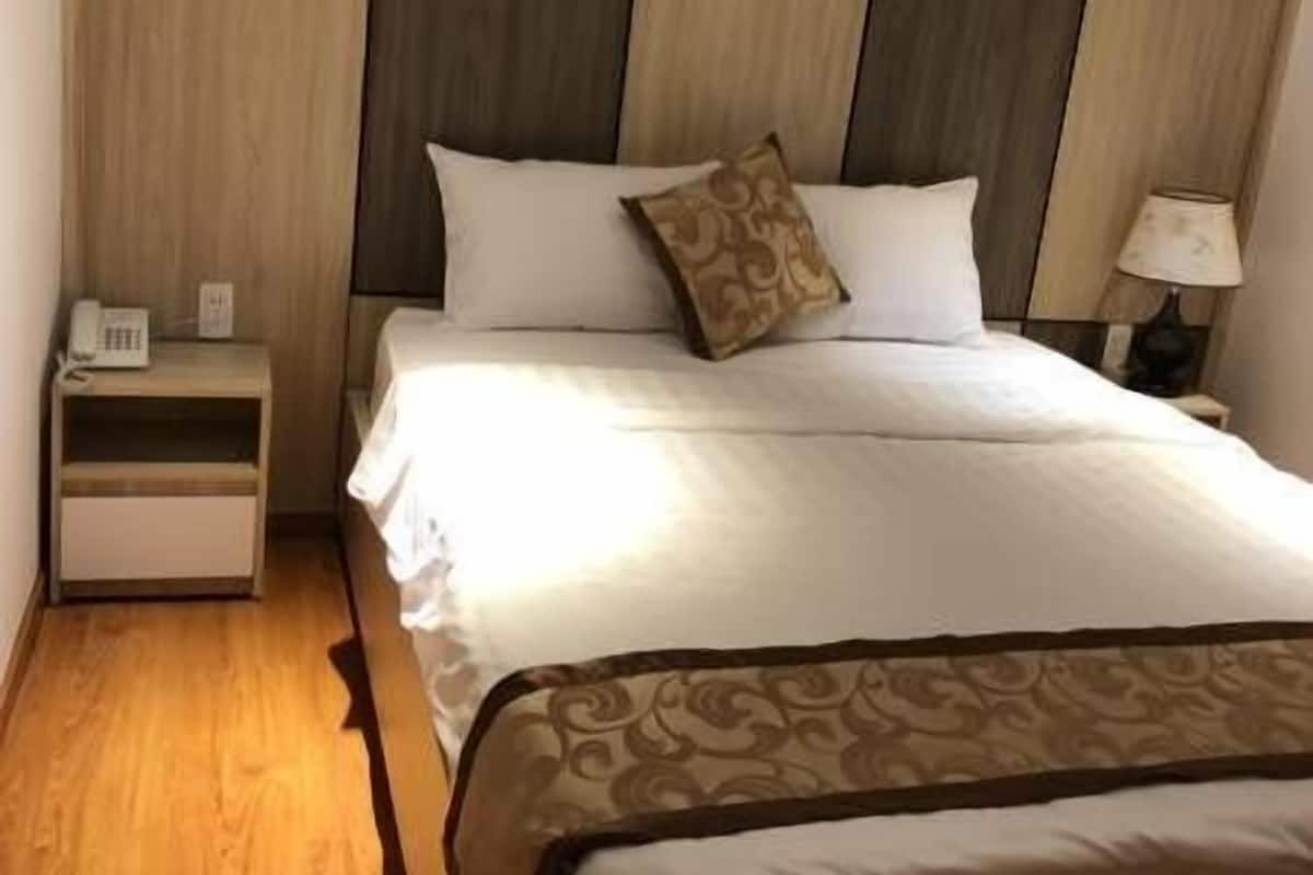 Luxury Double Room Single Use | Premium bedding, pillowtop beds, minibar, desk