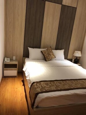 Luxury Double Room Single Use | Premium bedding, pillowtop beds, minibar, desk - Phi Long Hotel (Tuy Hoa)