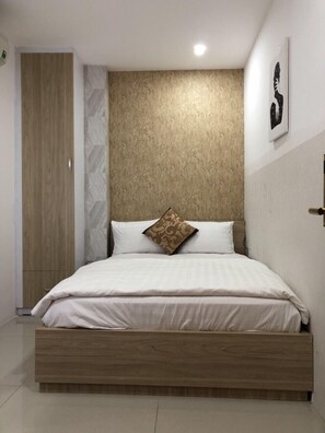 双人房(单人入住) | 高档床上用品、加厚床垫、迷你吧、办公桌