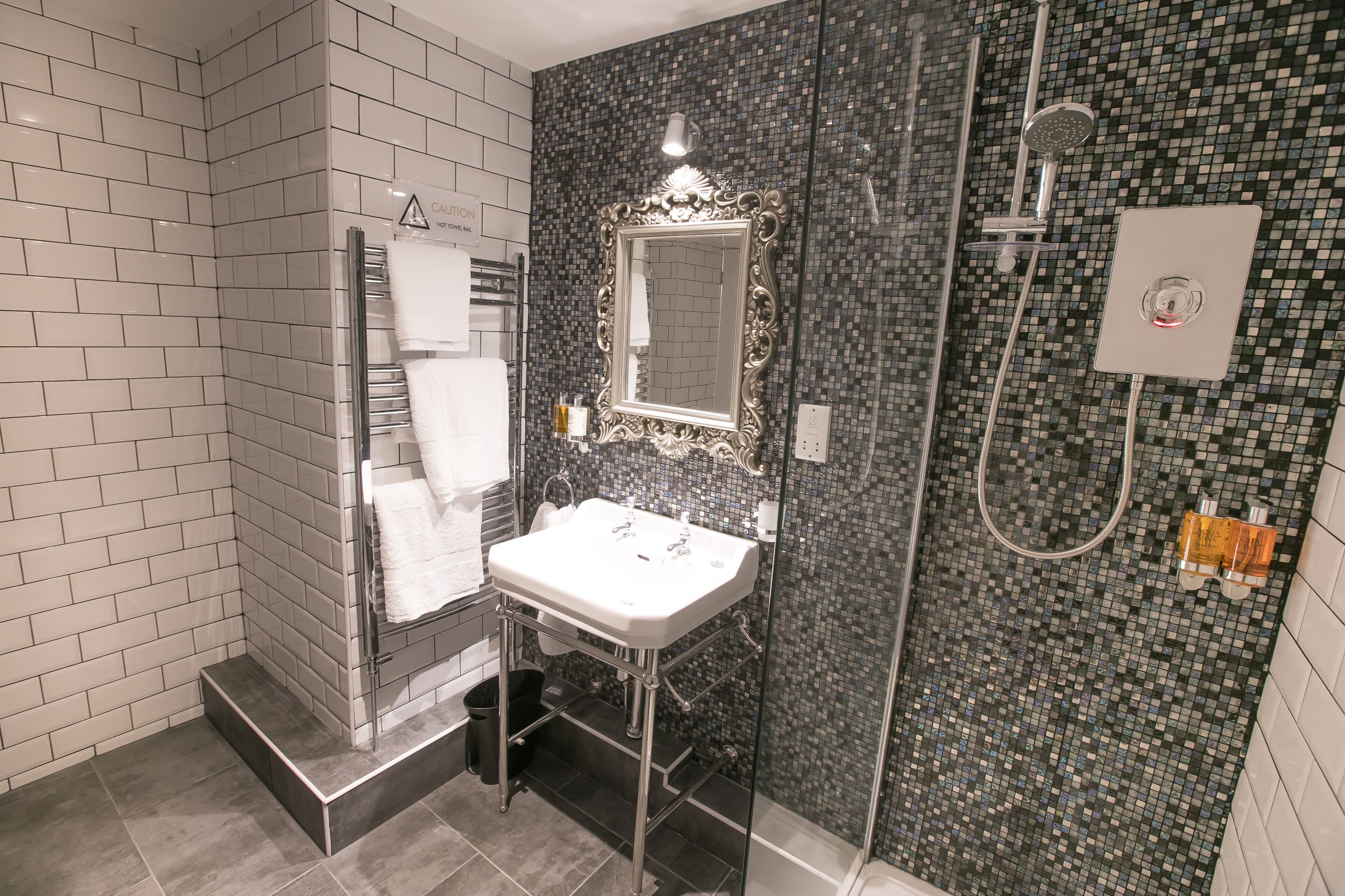 Dusj, hårføner, håndklær og såpe