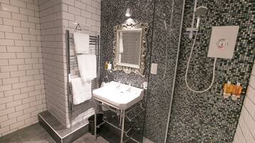 Dusj, hårføner, håndklær og såpe