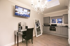 Geladeira, micro-ondas, fogão, cooktop