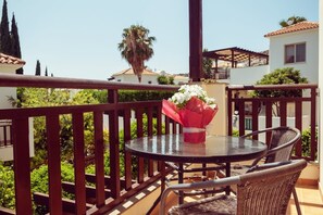 Outdoor dining - Private Villa with own pool 5 minutes drive to Coral Bay with 2 Sandy beaches (Paphos)
