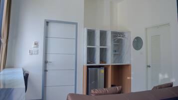 Family Room | Living area | 40-inch Smart TV with cable channels