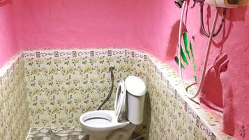 1 Bedroom Cottage | Bathroom | Shower, towels