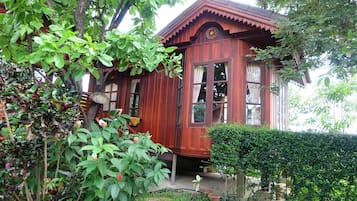 1 Bedroom Suite with Balcony | Free WiFi, bed sheets