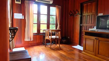 1 Bedroom Suite with Balcony | Free WiFi, bed sheets