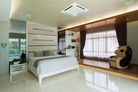 Executive Bungalow | 8 bedrooms, premium bedding, in-room safe, desk. Leissure in