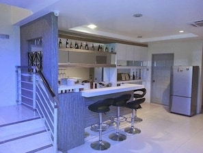 Bangalô executivo | Cozinha privada | Geladeira grande, micro-ondas, fogão, cooktop