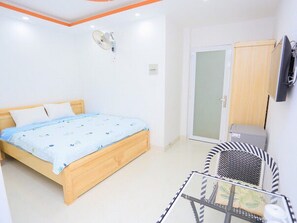 In-room safe, desk, free WiFi