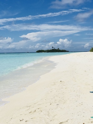 Hvit sand, buss til stranden (inkludert), snorkling og kajakkpadling