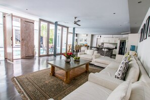 Villa, 4 soverom, privat basseng | Oppholdsrom | LCD-TV