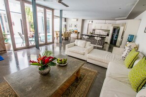 빌라, 침실 4개, 전용 수영장 | 거실 | LCD TV