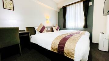 Caja de seguridad en la habitación, escritorio y cortinas blackout