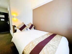 In-room safe, desk, blackout curtains, soundproofing - Eins Inn Umedahigashi (Osaka)
