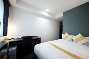 A hotel room with a bed, desk, chair, and a lamp. - Eins Inn Umedahigashi (Osaka)
