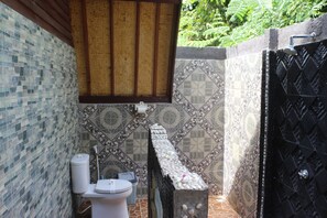 Standard-Doppelzimmer | Badezimmer | Dusche, kostenlose Toilettenartikel, Handtücher