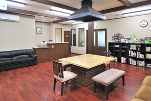 Lobby sitting area - Lodge B&W (Minamiuonuma)