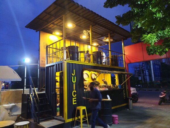 Coffee shop - Hotel Parkway Inn (Chennai)