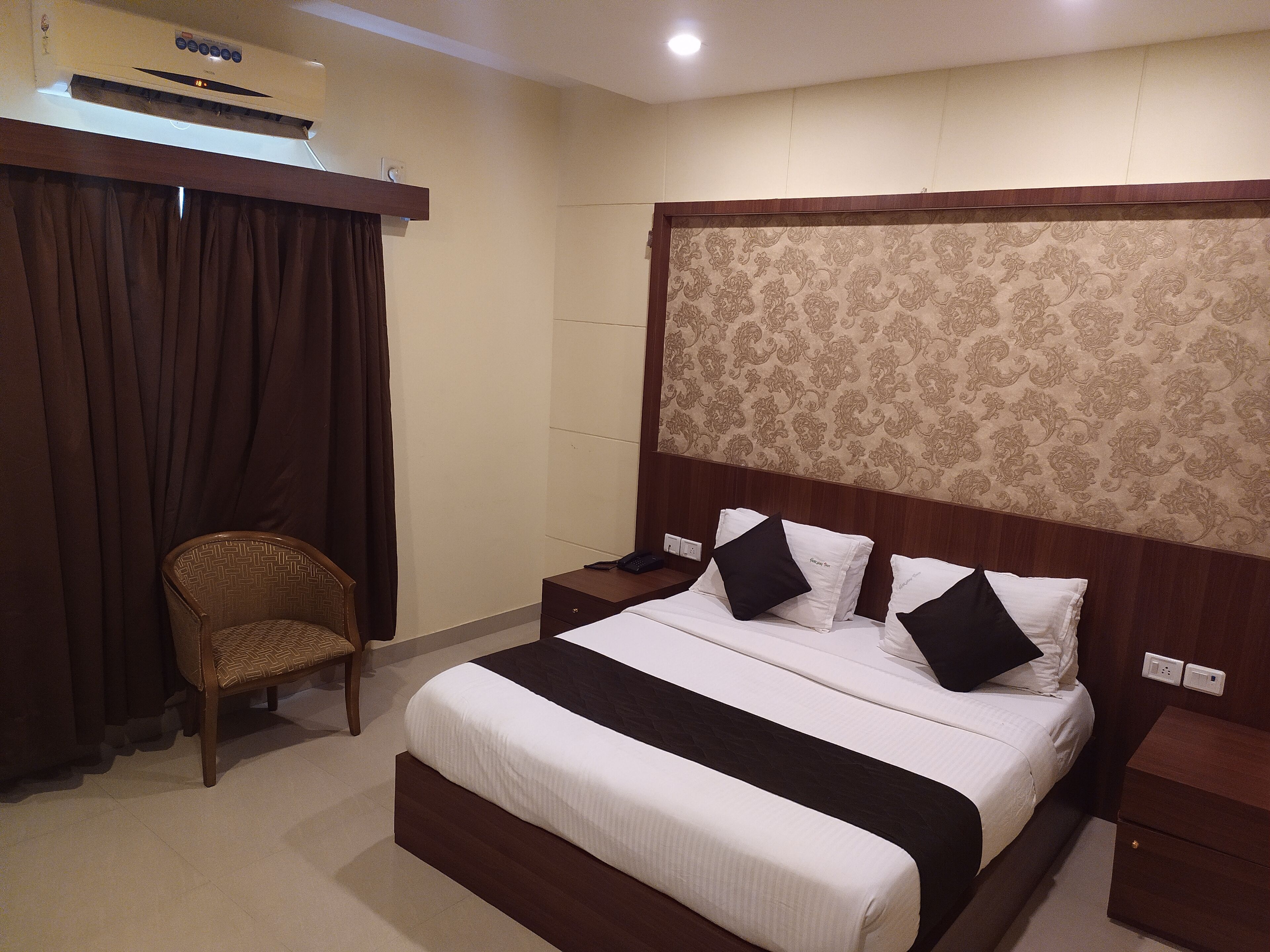 1 bedroom, Egyptian cotton sheets, premium bedding, down comforters