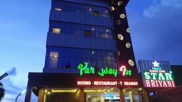Bagian depan properti - sore/malam