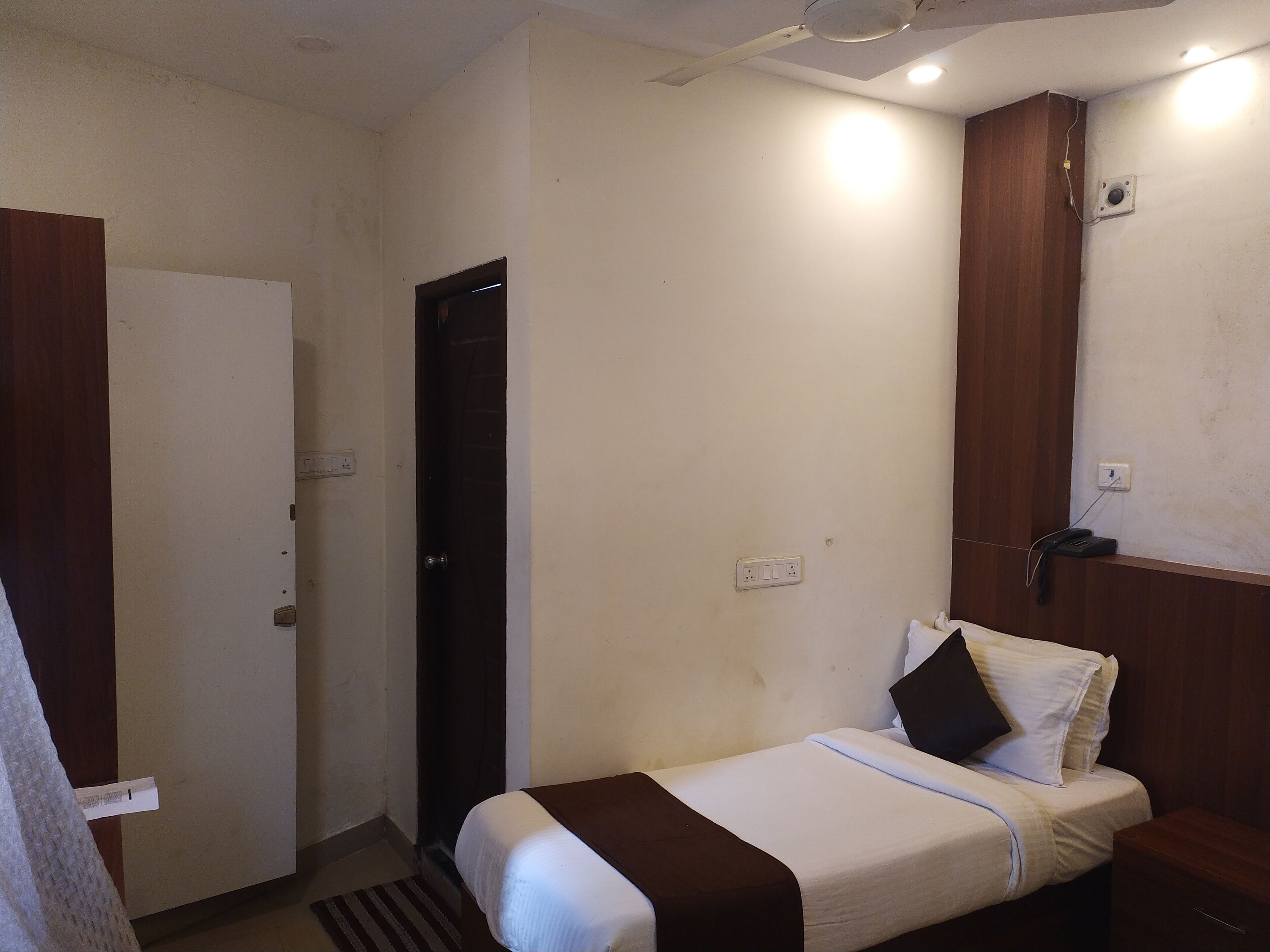 1 bedroom, Egyptian cotton sheets, premium bedding, down comforters