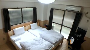 Habitación básica con 2 camas individuales, 2 camas individuales, frigorífico y microondas | Escritorio, wifi gratis, ropa de cama