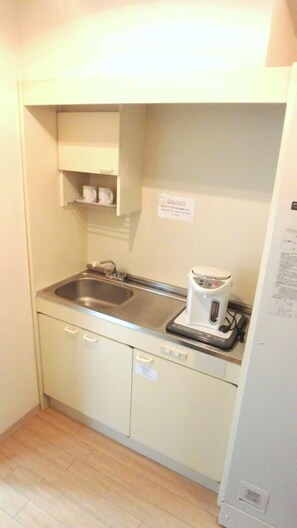 Habitación básica con 2 camas individuales, 2 camas individuales, frigorífico y microondas | Cocina básica privada | Frigorífico y microondas