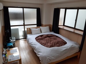 Basic dubbelrum - 1 dubbelsäng - kylskåp och mikrovågsugn | Skrivbord, gratis wi-fi och sängkläder