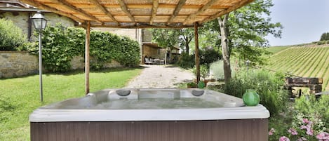Bañera de hidromasaje al aire libre
