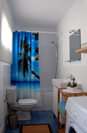 Shower, hair dryer, towels, soap - Apart. 4, Casa Málaga, sea views and balcony (Málaga)