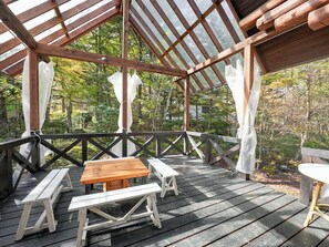 Cottage, Bebas Asap Rokok (Cute logs -Campanula- 1-6 people) | Teras/patio