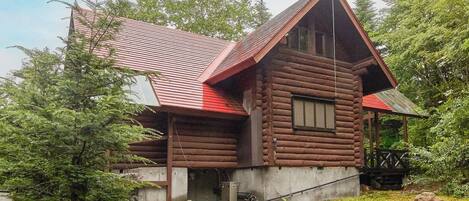 3 bedrooms, down duvets, bed sheets