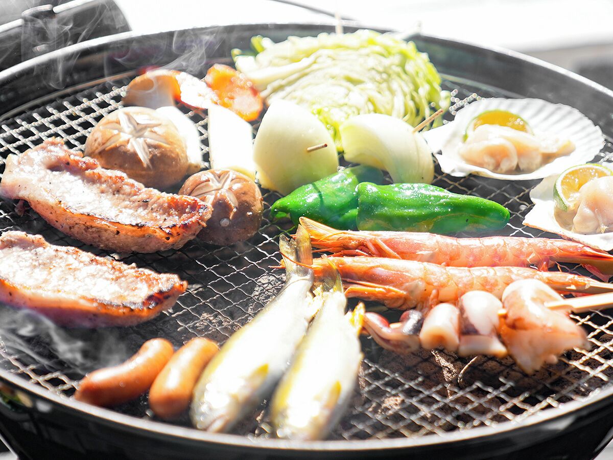 Mariscos diversos asándose a la parrilla.