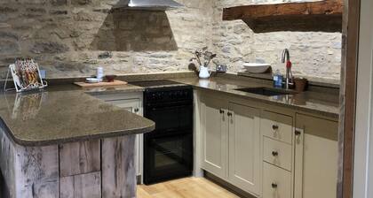 Beautiful self contained Cotswold style cottage 15 mins Central Oxford