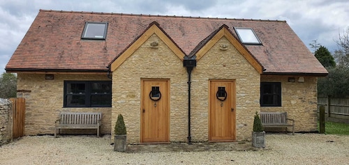 Beautiful self contained Cotswold style cottage 15 mins Central Oxford